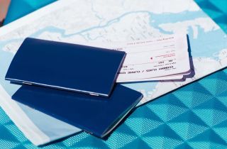 Dos pasaportes sobre un mapa