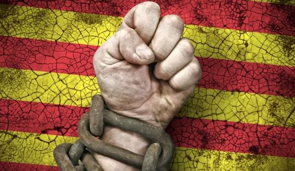 Puño encadenado sobre la bandera de Cataluña