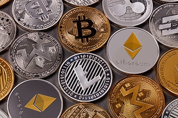 Many different coins of crypto currency on a dark background. Business and technology concept. Top view Grindelwald - Suiza