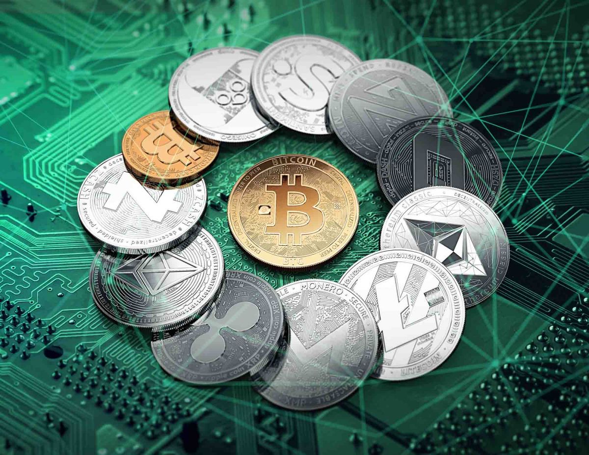 Different cryptocurrencies in a circle with a golden bitcoin in Grindelwald - Suiza